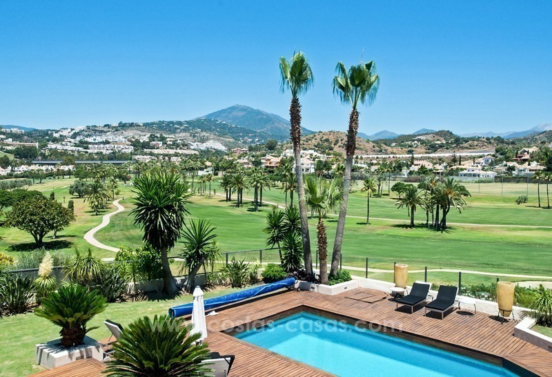 Villa en primera línea de golf reformada en venta en Nueva Andalucía, Marbella