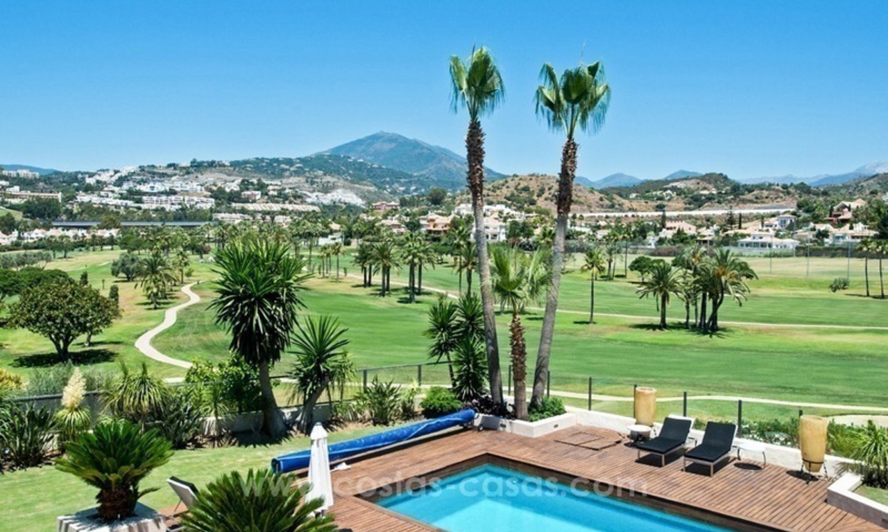 Villa en primera línea de golf reformada en venta en Nueva Andalucía, Marbella 0