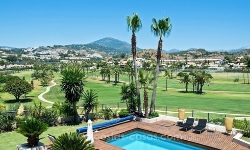 Villa en primera línea de golf reformada en venta en Nueva Andalucía, Marbella 