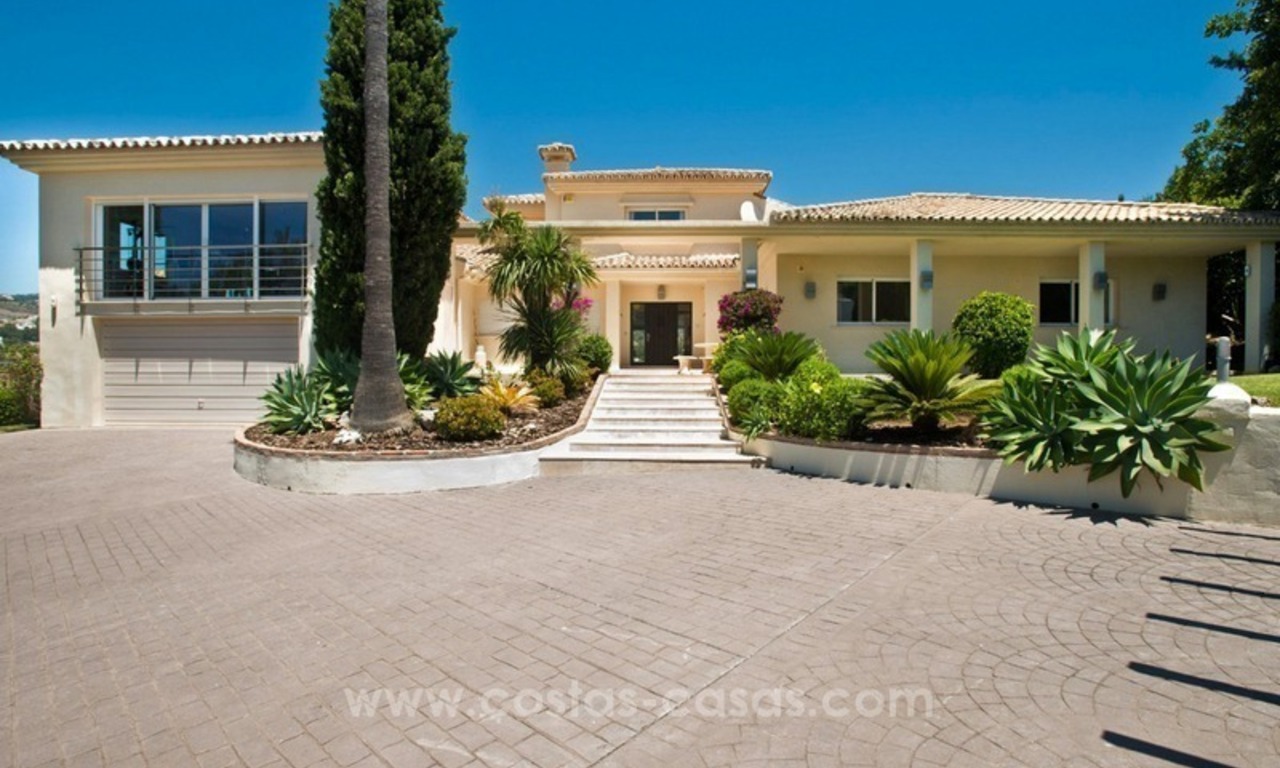 Villa en primera línea de golf reformada en venta en Nueva Andalucía, Marbella 6