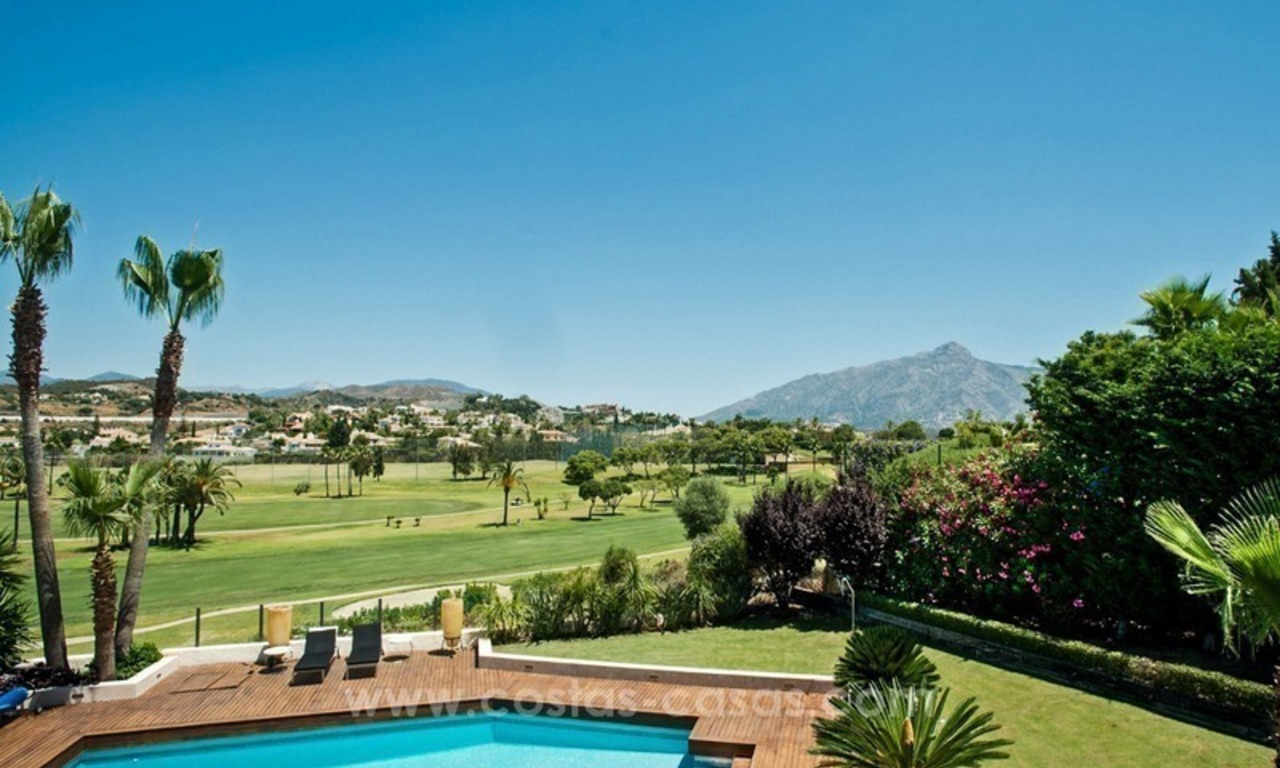 Villa en primera línea de golf reformada en venta en Nueva Andalucía, Marbella 1