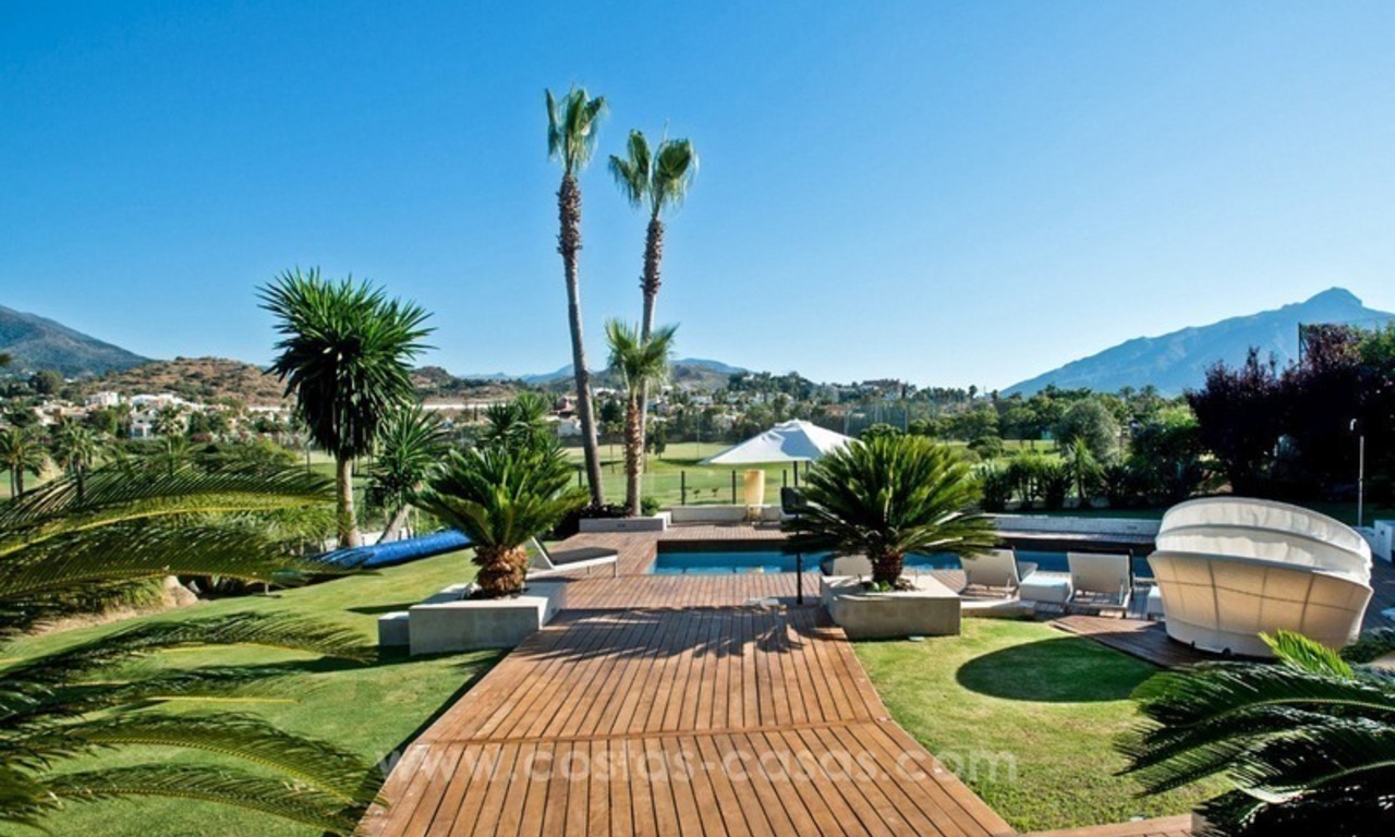 Villa en primera línea de golf reformada en venta en Nueva Andalucía, Marbella 3