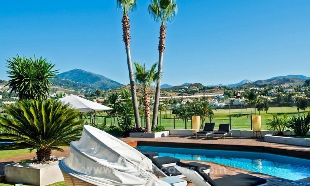 Villa en primera línea de golf reformada en venta en Nueva Andalucía, Marbella 4