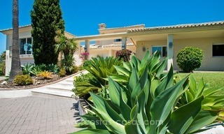 Villa en primera línea de golf reformada en venta en Nueva Andalucía, Marbella 5