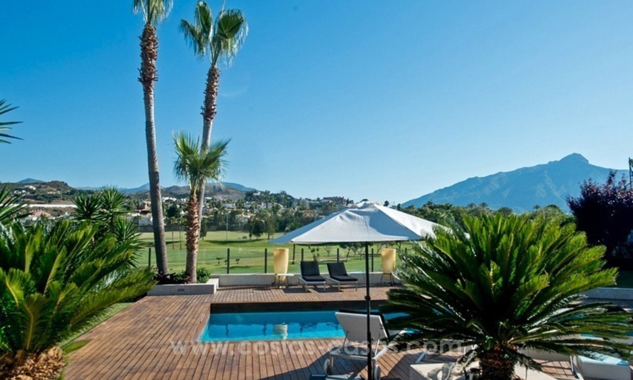 Villa en primera línea de golf reformada en venta en Nueva Andalucía, Marbella 7
