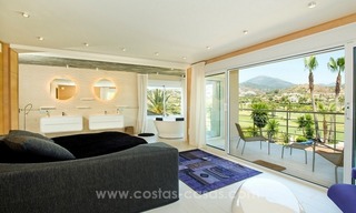 Villa en primera línea de golf reformada en venta en Nueva Andalucía, Marbella 14