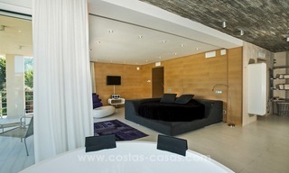 Villa en primera línea de golf reformada en venta en Nueva Andalucía, Marbella 16