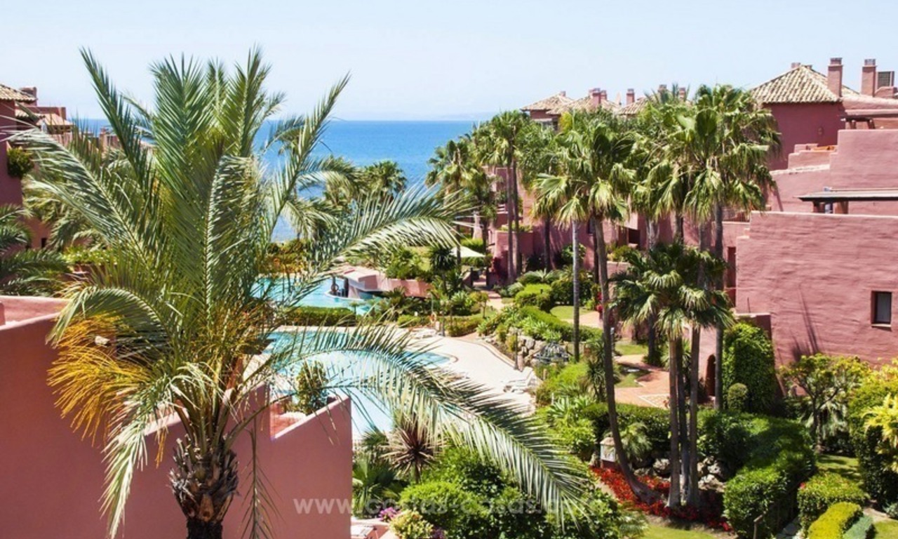 Ático apartamento de lujo frente al mar en venta en la Nueva Milla de Oro, entre Marbella y Estepona 1