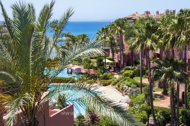 Ático apartamento de lujo frente al mar en venta en la Nueva Milla de Oro, entre Marbella y Estepona