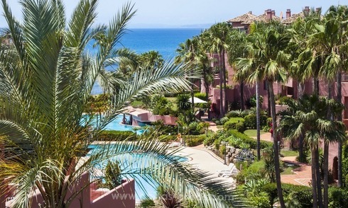 Ático apartamento de lujo frente al mar en venta en la Nueva Milla de Oro, entre Marbella y Estepona 