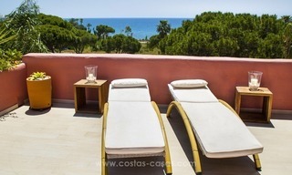 Ático apartamento de lujo frente al mar en venta en la Nueva Milla de Oro, entre Marbella y Estepona 12