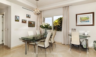 Ático apartamento de lujo frente al mar en venta en la Nueva Milla de Oro, entre Marbella y Estepona 37