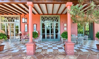 Villa encantadora y renovada en venta en Hacienda Las Chapas - Marbella 7