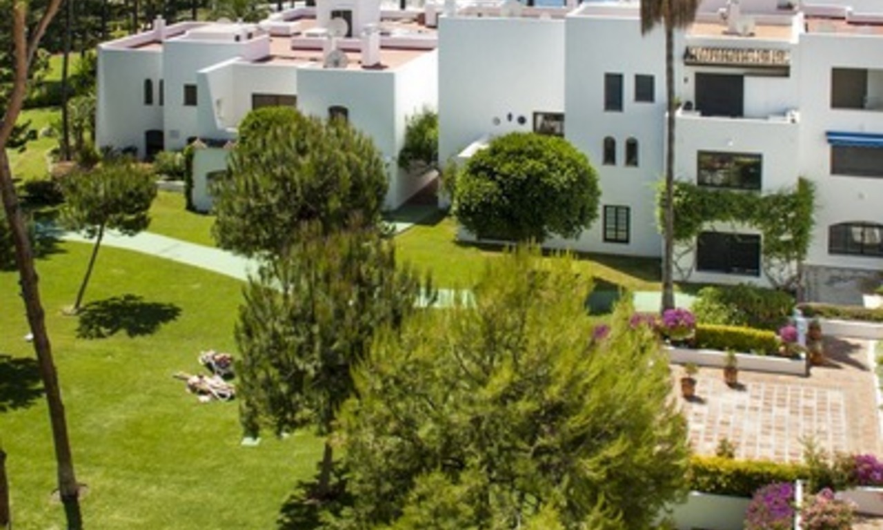 Playas del Duque a la venta: Apartamento totalmente Reformado en primera línea de playa en Puerto Banús, Marbella 3