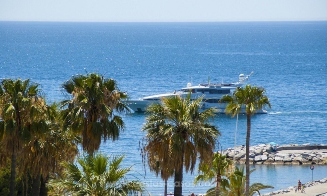 Playas del Duque a la venta: Apartamento totalmente Reformado en primera línea de playa en Puerto Banús, Marbella 5