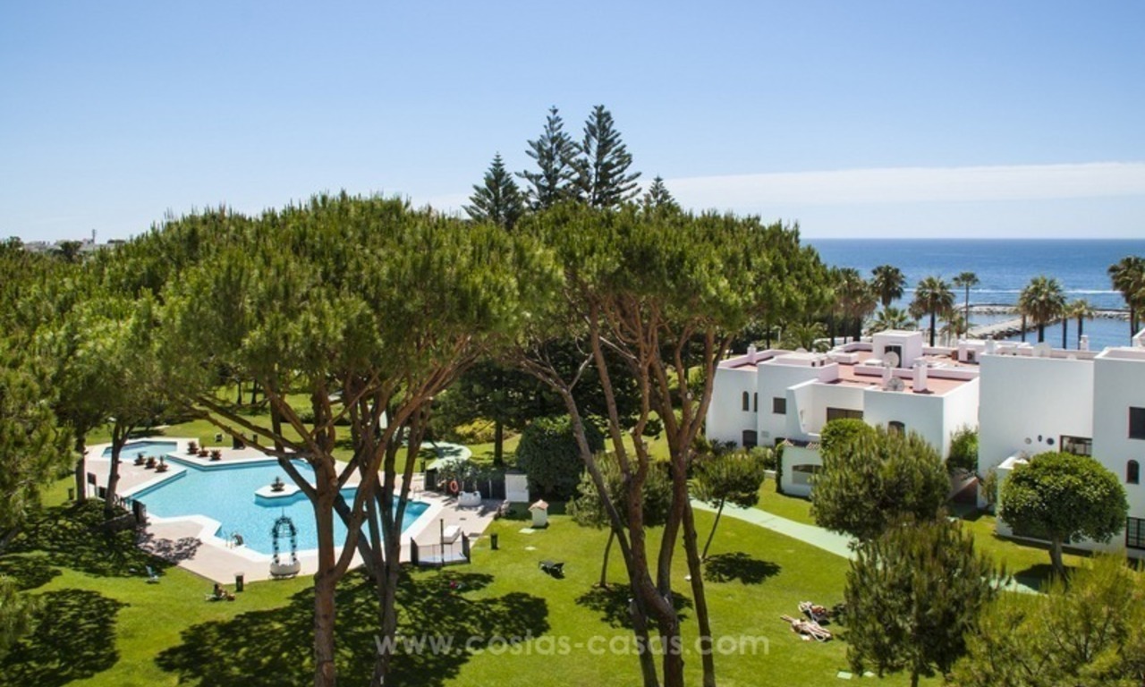 Playas del Duque a la venta: Apartamento totalmente Reformado en primera línea de playa en Puerto Banús, Marbella 1