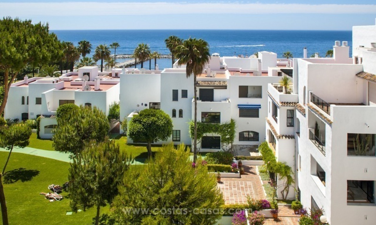 Playas del Duque a la venta: Apartamento totalmente Reformado en primera línea de playa en Puerto Banús, Marbella 2