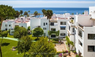 Playas del Duque a la venta: Apartamento totalmente Reformado en primera línea de playa en Puerto Banús, Marbella 2