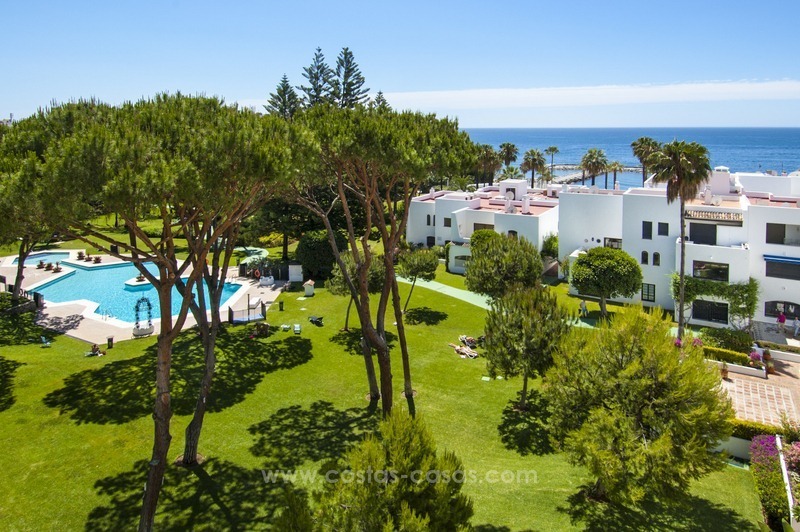 Playas del Duque a la venta: Apartamento totalmente Reformado en primera línea de playa en Puerto Banús, Marbella