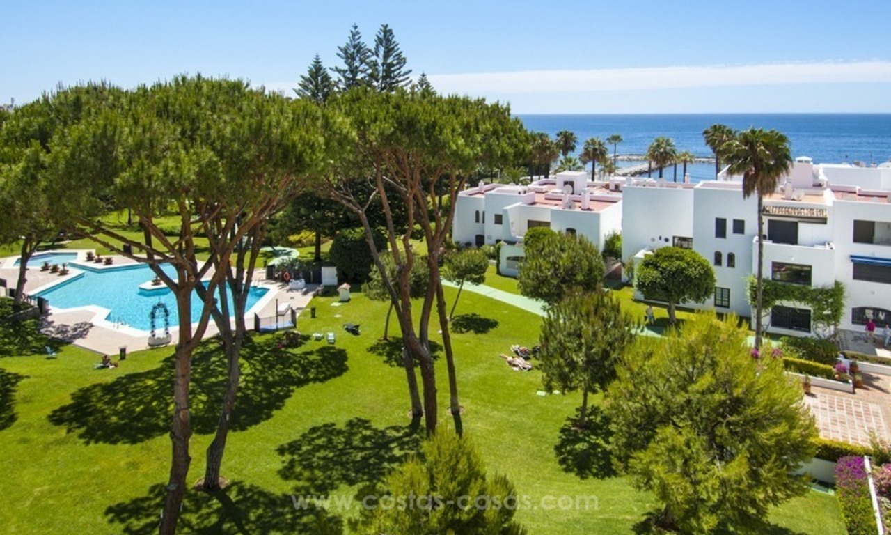 Playas del Duque a la venta: Apartamento totalmente Reformado en primera línea de playa en Puerto Banús, Marbella 0