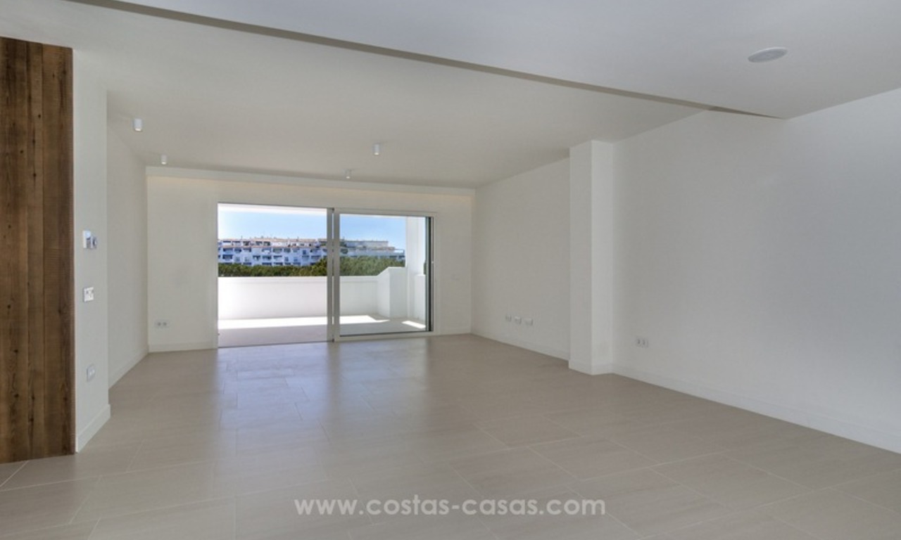 Playas del Duque a la venta: Apartamento totalmente Reformado en primera línea de playa en Puerto Banús, Marbella 13
