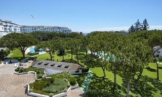 Playas del Duque a la venta: Apartamento totalmente Reformado en primera línea de playa en Puerto Banús, Marbella 27