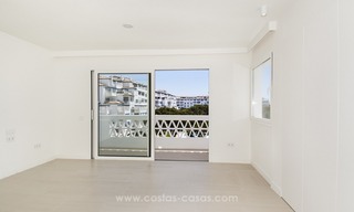 Playas del Duque a la venta: Apartamento totalmente Reformado en primera línea de playa en Puerto Banús, Marbella 30