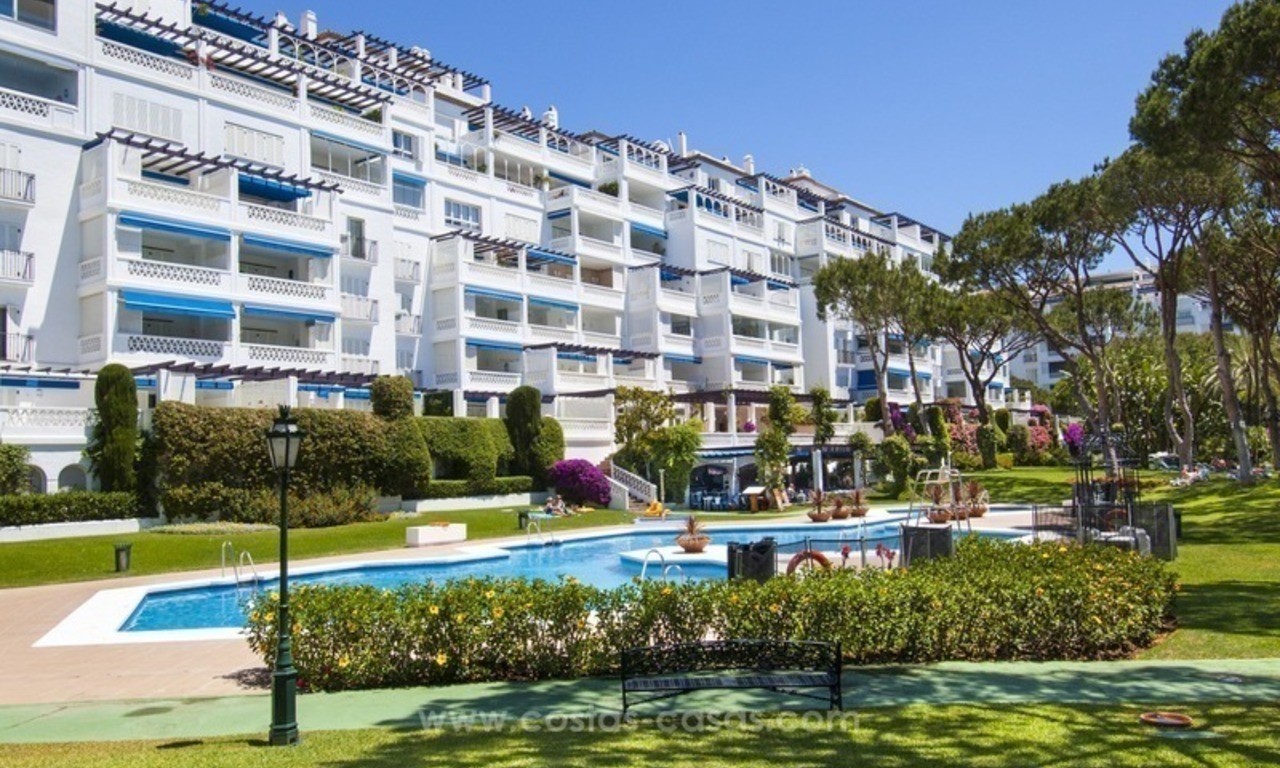 Playas del Duque a la venta: Apartamento totalmente Reformado en primera línea de playa en Puerto Banús, Marbella 43