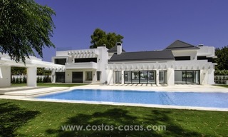 Nueva villa moderna de playa en venta en Marbella 0