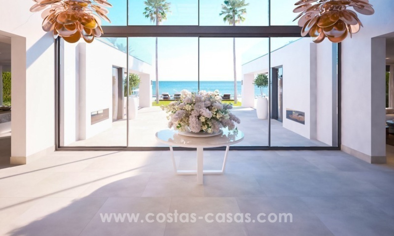 Villa de nueva construcción contemporánea en primera línea de playa en venta en la Nueva Milla de Oro, Marbella - Estepona 15
