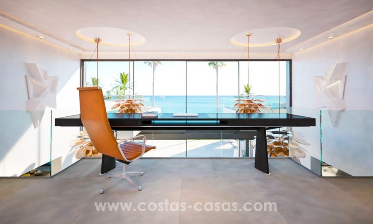 Villa de nueva construcción contemporánea en primera línea de playa en venta en la Nueva Milla de Oro, Marbella - Estepona 17