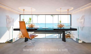 Villa de nueva construcción contemporánea en primera línea de playa en venta en la Nueva Milla de Oro, Marbella - Estepona 17