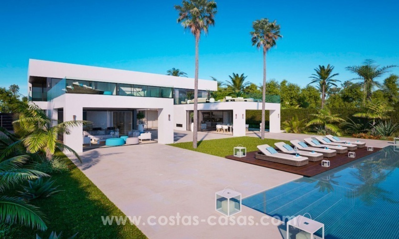 Villa de nueva construcción contemporánea en primera línea de playa en venta en la Nueva Milla de Oro, Marbella - Estepona 1