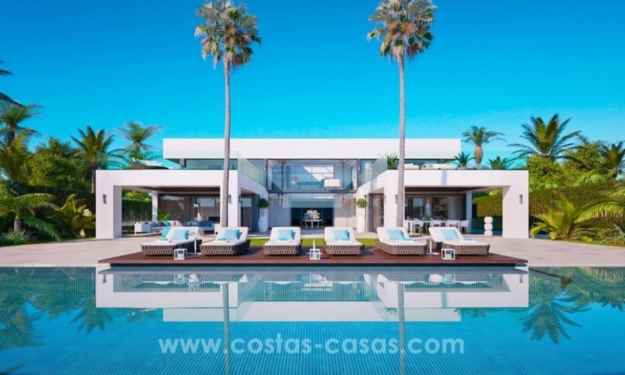 Villa de nueva construcción contemporánea en primera línea de playa en venta en la Nueva Milla de Oro, Marbella - Estepona 0