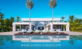 Villa de nueva construcción contemporánea en primera línea de playa en venta en la Nueva Milla de Oro, Marbella - Estepona 0