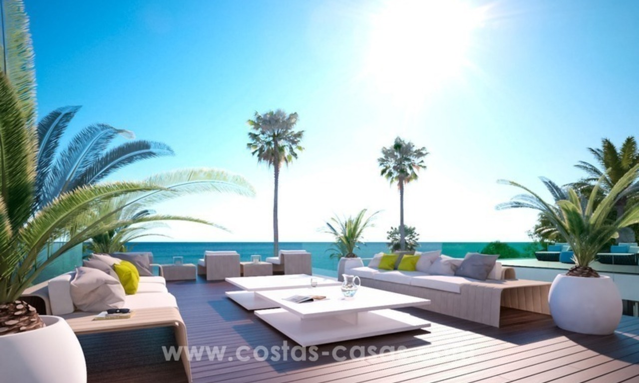 Villa de nueva construcción contemporánea en primera línea de playa en venta en la Nueva Milla de Oro, Marbella - Estepona 7