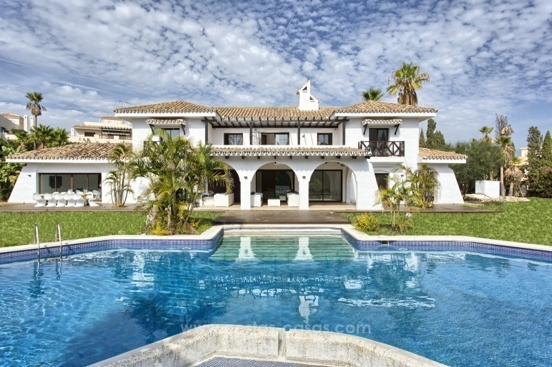 Villa de estilo andaluz moderno en venta en Nueva Andalucía, Marbella