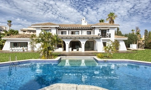 Villa de estilo andaluz moderno en venta en Nueva Andalucía, Marbella 
