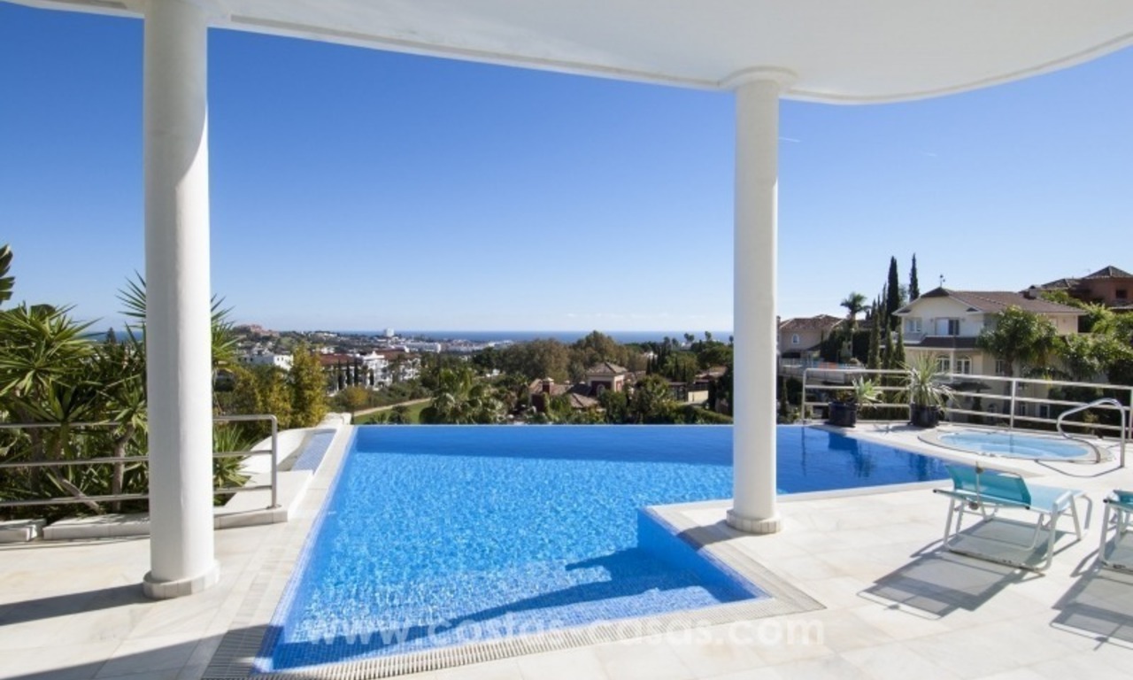 Villa de estilo contemporáneo con vistas al mar en el golf a la venta, zona exclusiva de Nueva Andalucía - Marbella 0