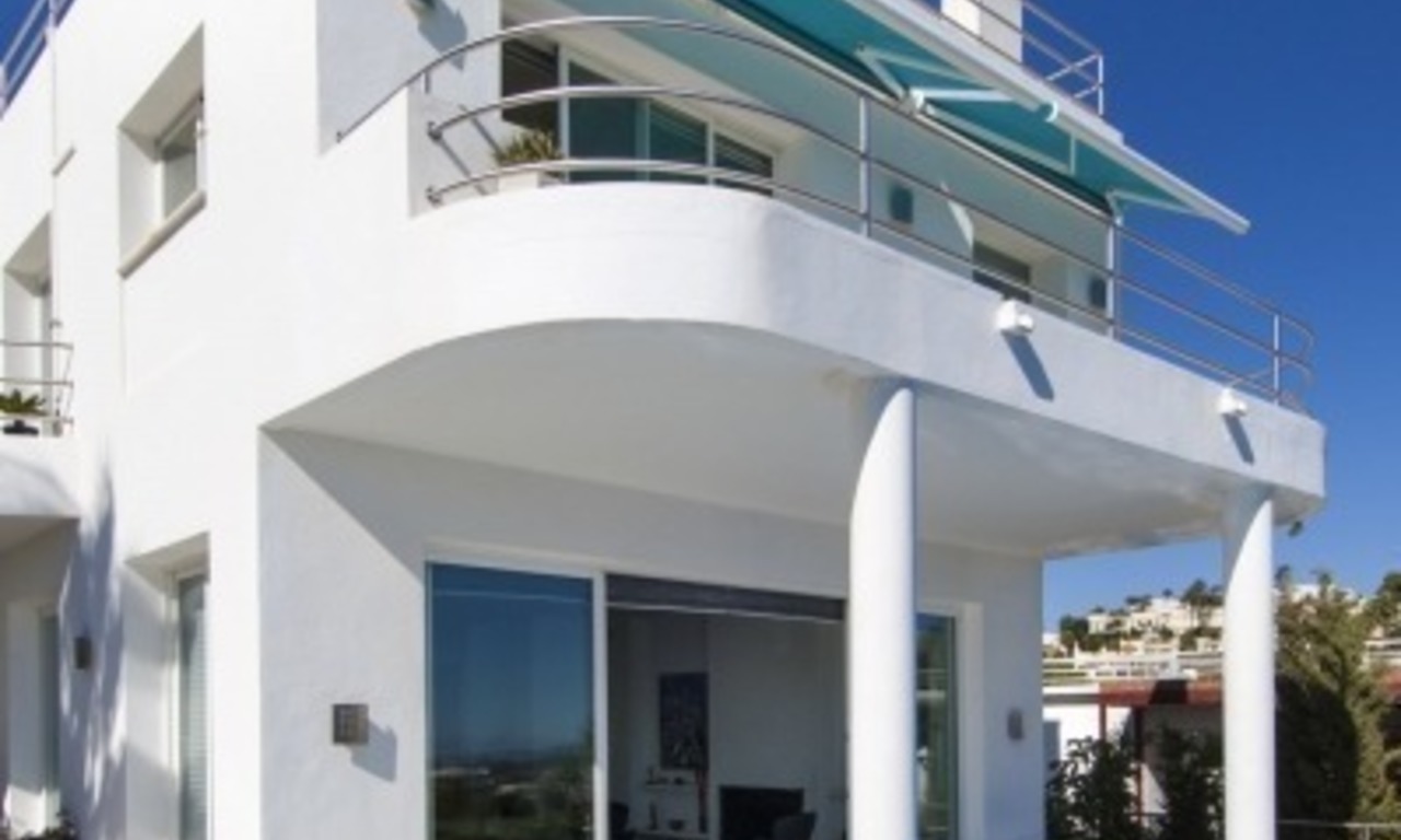 Villa de estilo contemporáneo con vistas al mar en el golf a la venta, zona exclusiva de Nueva Andalucía - Marbella 2