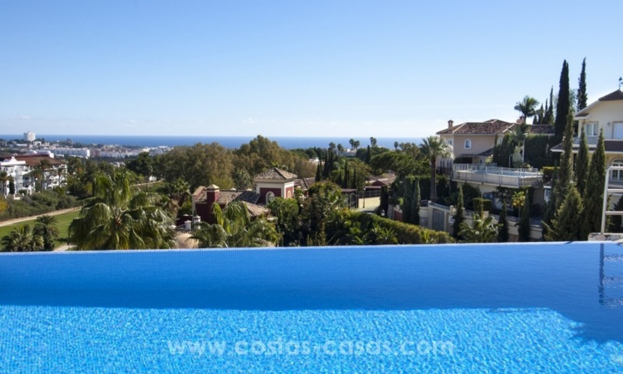 Villa de estilo contemporáneo con vistas al mar en el golf a la venta, zona exclusiva de Nueva Andalucía - Marbella 1