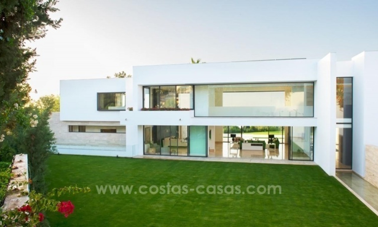 Villa contemporánea de nueva construcción a la venta en la Milla de Oro, Sierra Blanca, Marbella 2