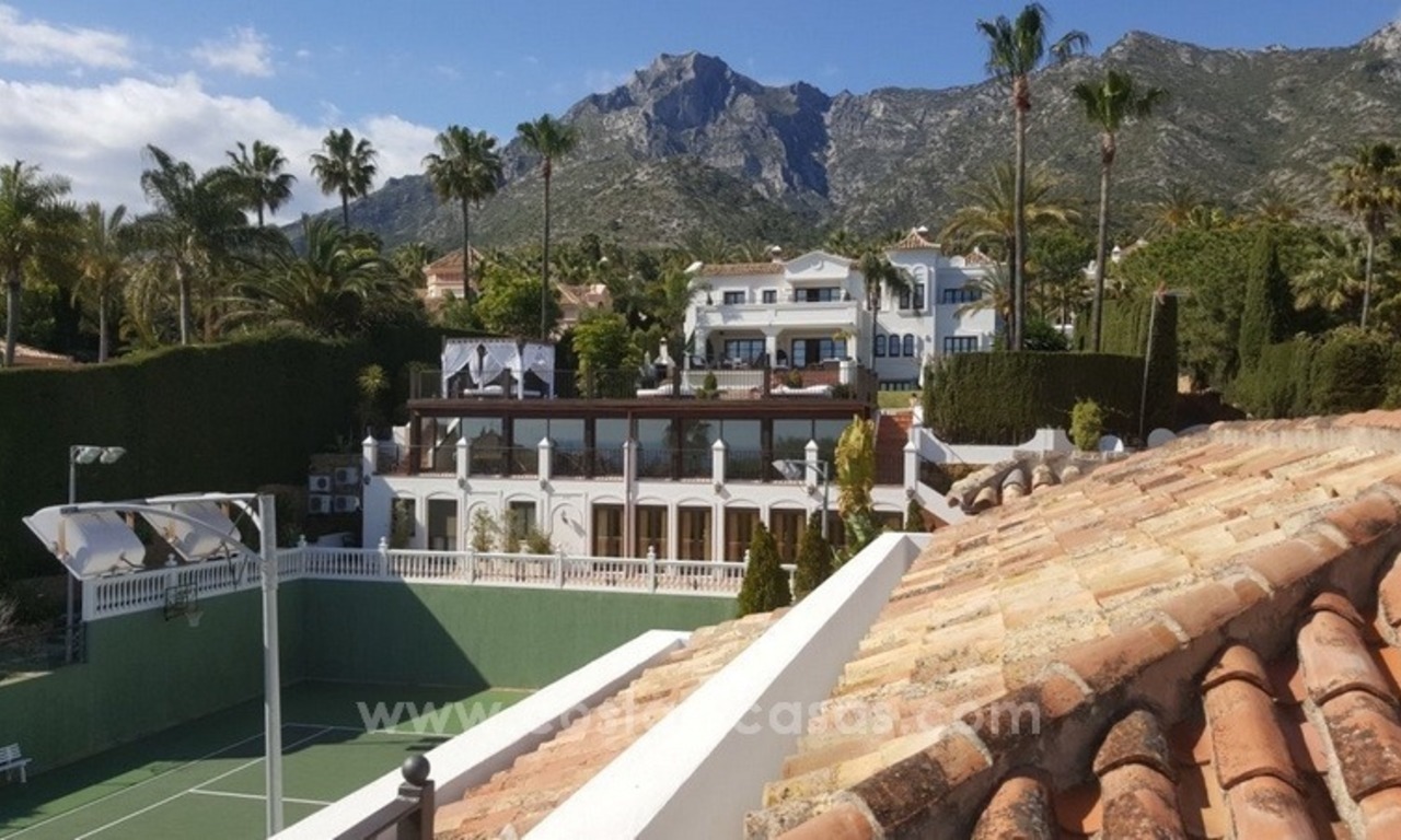 En venta en Marbella: Magnífica villa con villa de invitados y pista de tenis 8