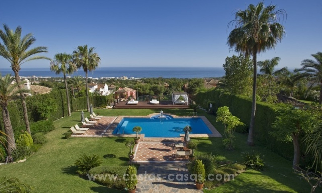 En venta en Marbella: Magnífica villa con villa de invitados y pista de tenis 2