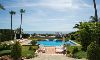 En venta en Marbella: Magnífica villa con villa de invitados y pista de tenis 3