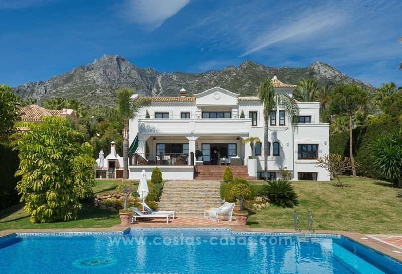 En venta en Marbella: Magnífica villa con villa de invitados y pista de tenis
