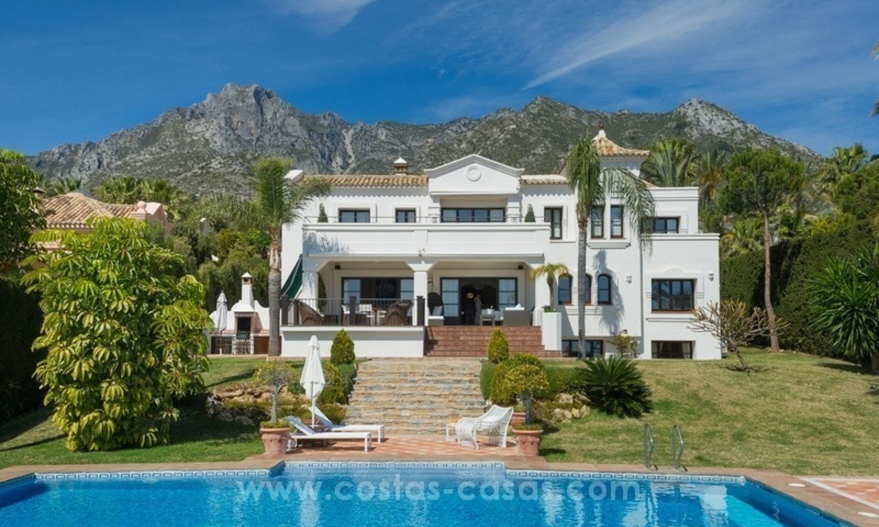 En venta en Marbella: Magnífica villa con villa de invitados y pista de tenis 0