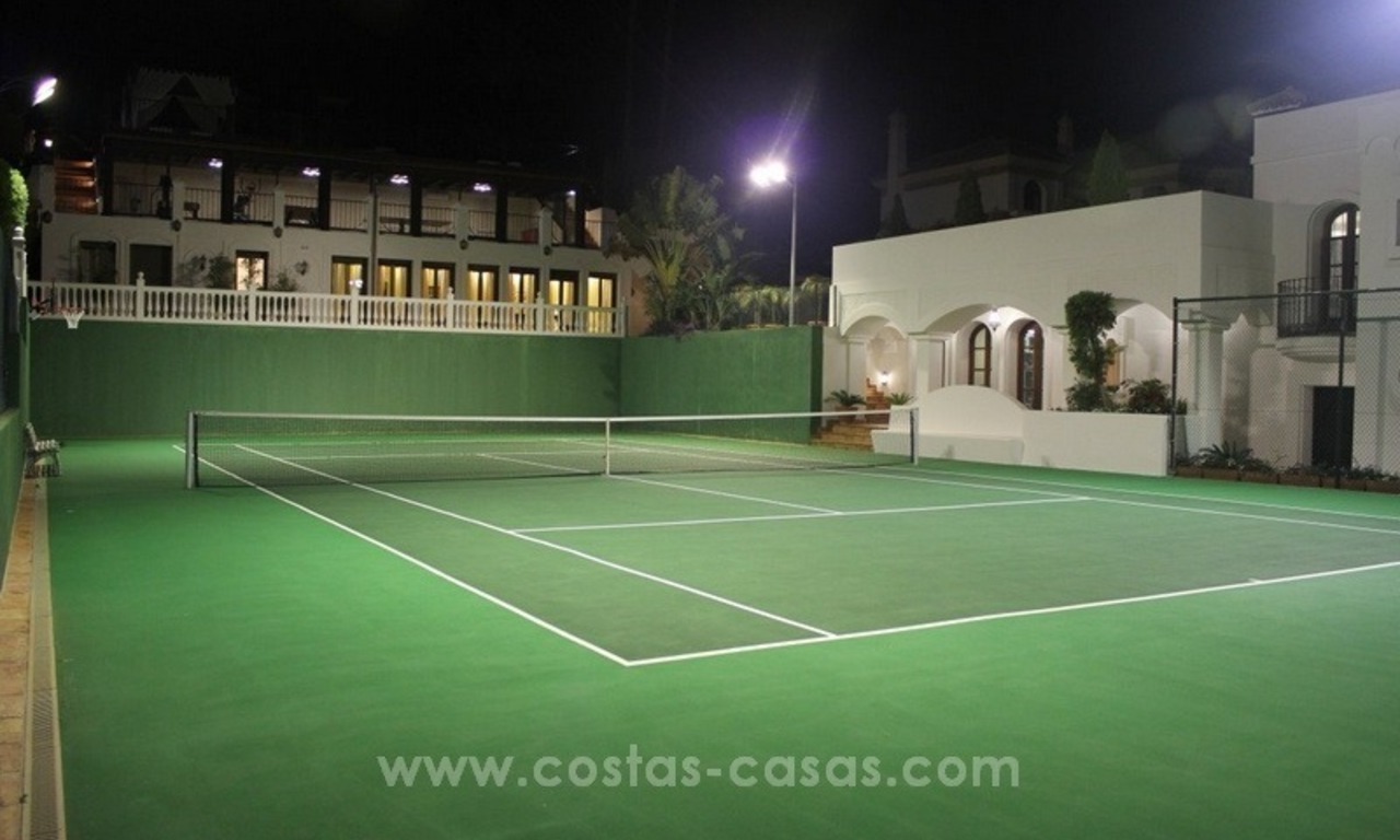En venta en Marbella: Magnífica villa con villa de invitados y pista de tenis 6