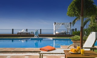 En venta en Marbella: Magnífica villa con villa de invitados y pista de tenis 14
