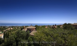 En venta en Marbella: Magnífica villa con villa de invitados y pista de tenis 17